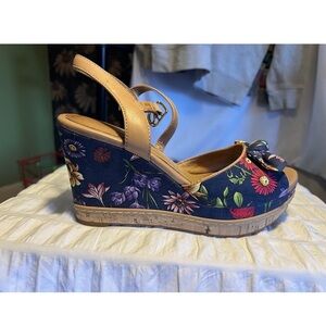 Clark’s cushioned Floral Navy Wedge Sandals 8M